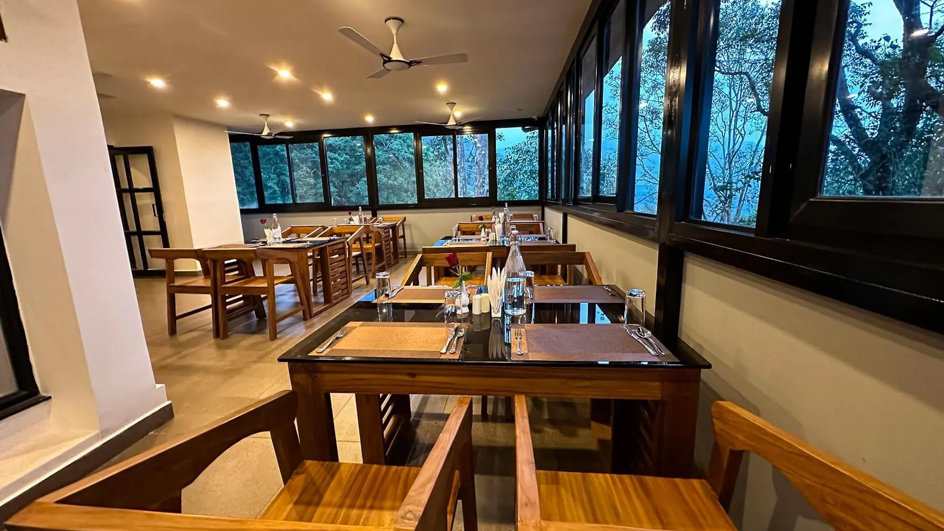 Hotel Kamal Misty Woods Munnar Resort